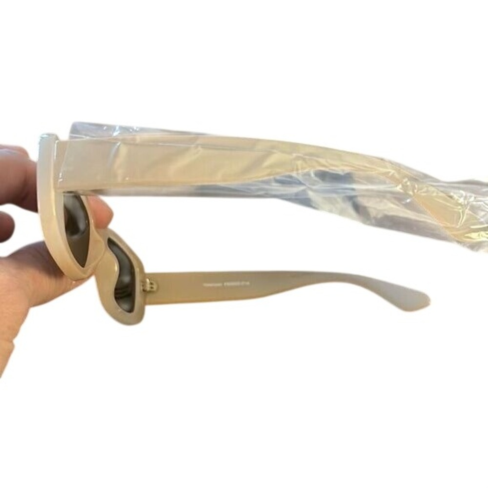Retro-Vibe Rectangular Polarized Anti-Glare Sunglasses. Pale Salmon Color. - Picture 4 of 5